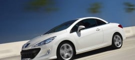 La Peugeot 308 CC blanche sur la route