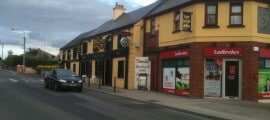Une route d'Athlone en Irlande avec un bar