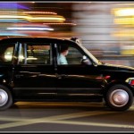 photographie d'un taxi londonien filant à toute vitesse