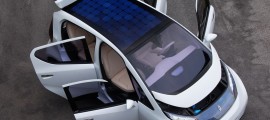 le toit de la blue car recouvert de panneaux solaires