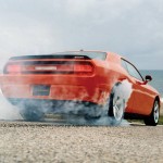 Sur cette photo la voiture (une Dodge Challenger SRT8) est en marche avant, mais n'essayez surtout pas de faire la même chose en marche arrière !