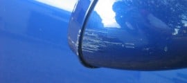 une rayure sur la coque d'un rétroviseur