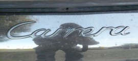 une porsche carrera ayant besoin d'être lavée