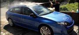 Nettoyée, n'importe quelle voiture retrouve son charme. Ci-dessus une Renault Laguna break.