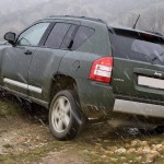 photo d'un jeep compass en train de patiner dans la boue