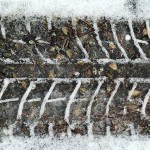 Le top 15 des pneus neige en 185/65 R 15 T (hiver 2010-2011) une empreinte d'un pneu sur la neige - photographie