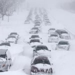 autoroute-bloquee-sous-la-neige autoroute bloquee sous la neige 150x150 Chicago sous lune des plus grosses tempêtes de neige de son histoire