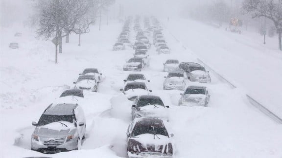 autoroute-bloquee-sous-la-neige autoroute bloquee sous la neige 576x324 Chicago sous lune des plus grosses tempêtes de neige de son histoire