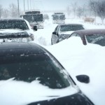 circulation immobilisee par la neige circulation immobilisee par la neige 150x150 Chicago sous lune des plus grosses tempêtes de neige de son histoire