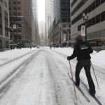 skieur neige ville skieur neige ville 150x150 Chicago sous lune des plus grosses tempêtes de neige de son histoire