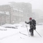 skieur sous la neige skieur sous la neige 150x150 Chicago sous lune des plus grosses tempêtes de neige de son histoire