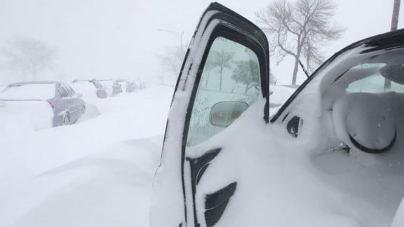 voiture-bloquee-sous-la-neige voiture bloquee sous la neige 576x324 Chicago sous lune des plus grosses tempêtes de neige de son histoire