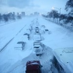 voiture ensevelies sous la neige voiture ensevelies sous la neige 150x150 Chicago sous lune des plus grosses tempêtes de neige de son histoire