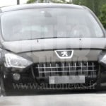 Même avec ces modifications faites aux optiques avant et à la calandre, le Peugeot 3008 restylé gardera son style atypique