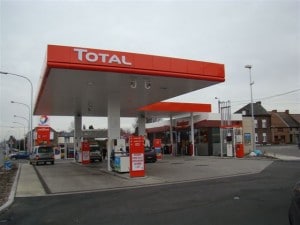 Total : baisse de 10 centimes à la pompe ? Une station-service Total (Belgique)