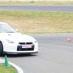 Essai Nissan Skyline GT-R : sortie de virage difficile vue de l'avant de la nissan gt-r abordant un virage