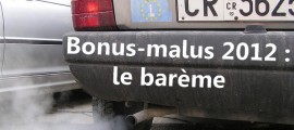 la fumée du pot d'échappement d'une vieille fiat
