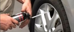 utilisation d'une bombe anticrevaison sur le pneu d'une auto
