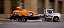 une dépanneuse avec une Lamborghini