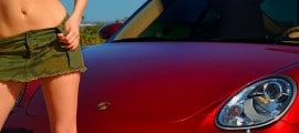 mannequin devant une porsche