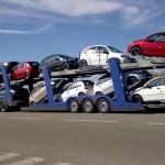 un camion transportant plusieurs voitures