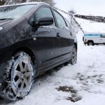 une chaine a neige sur la roue d'une prius