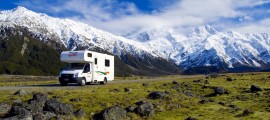 un camping car et des montagnes en arriere-plan