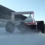 Conduire une F1 sur le circuit de la Nordschleife enneigé une formule 1 en drift sur la neige du nurburgring