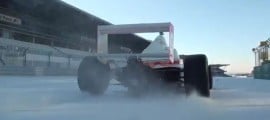 une formule 1 en drift sur la neige du nurburgring