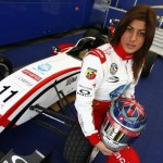 vicky piria a cote de sa monoplace