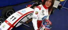 vicky piria a cote de sa monoplace