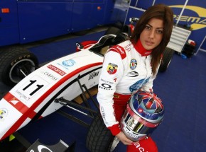 vicky piria a cote de sa monoplace