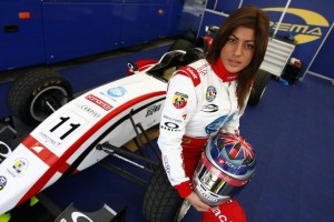 vicky piria a cote de sa monoplace