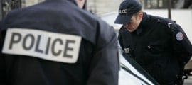 des policiers controlant un automobiliste