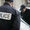 des policiers controlant un automobiliste