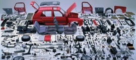 une voiture en pieces detaches