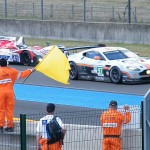 le course du mans avec le drapeau jaune