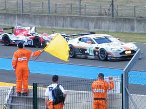 le course du mans avec le drapeau jaune