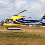 un helicoptere a l'atterissage