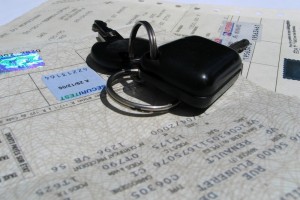 Faire sa carte grise en ligne, c’est facile ! vue d'une carte grise et des clefs de voiture