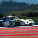 une ferrari 250 gto vue de profil sur un crircuit