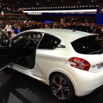 la peugeot 208 gti avec la porte conducteur ouverte