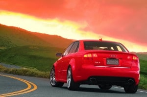 Vidéo du son de l’échappement de trois Audi RS4 : discret ? la audi rs4 b7 berline vue de l'arrière