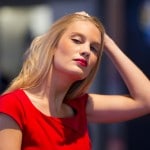 hotesse habillee rouge
