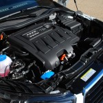 le moteur d'une voiture audi en ouvrant le capot