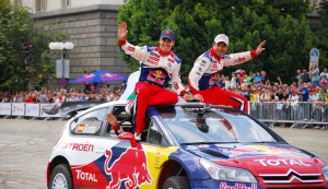 loeb et elena sur le toit de la citroen c4