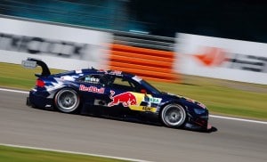 une voiture red bull au dtm