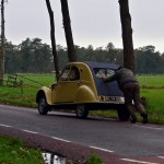 Palmarès des marques de voitures en fonction de leur fiabilité une homme entrain de pousser une 2cv citroen