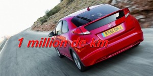une honda civic 9ème génération vue de l'arrière en train de rouler