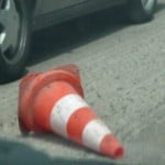 Jeunes conducteurs, diminuez votre prime d’assurance auto un plot de signalisation près d'une roue de voiture